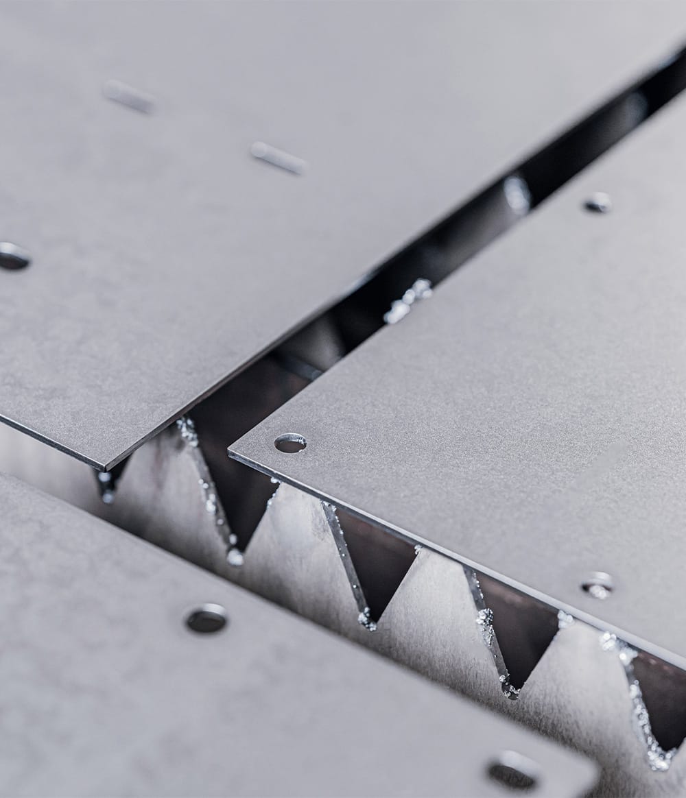Beispiel geschnittener Metallplatten aus der Laserschneidanlage Trumpf TruLaser 3040