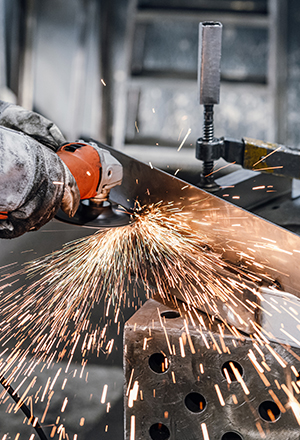 Das Verschweißen der Bleche geschieht mit großer Sorgfalt auf hoch präzisen 3D-Schweißtischen. Mit diesen Tischen, zum Teil auch auf Scherenhub-Basis, sind alle Arbeitsplätze im Hause NeSt ausgestattet.